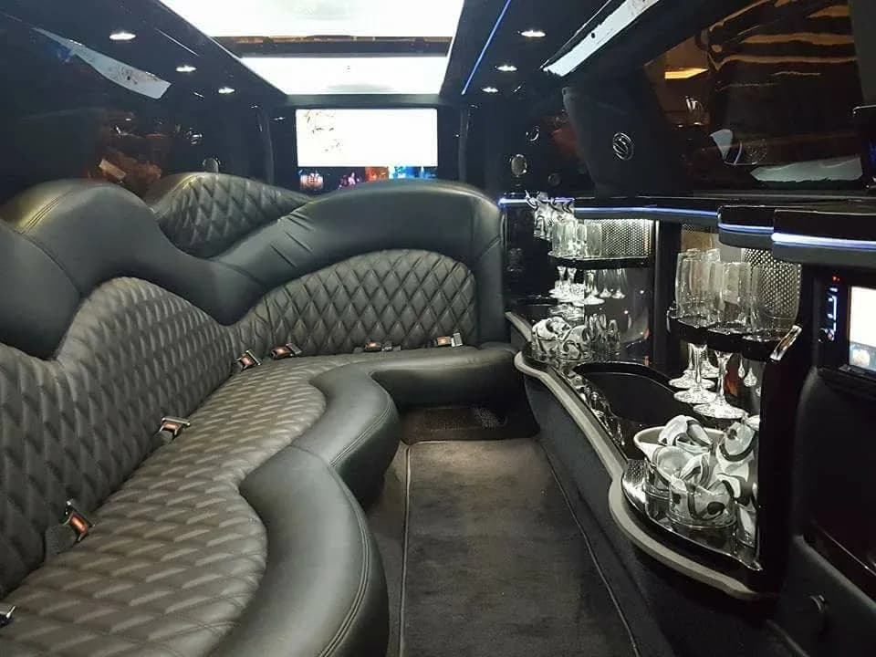 White Lincoln Town Car 10 Passenger Limousine, photo 2 for wedding car rental in Plainville, MA White Lincoln Town Car 10 Passenger Limousine, photo 2 for wedding car rental in Plainville, MA
