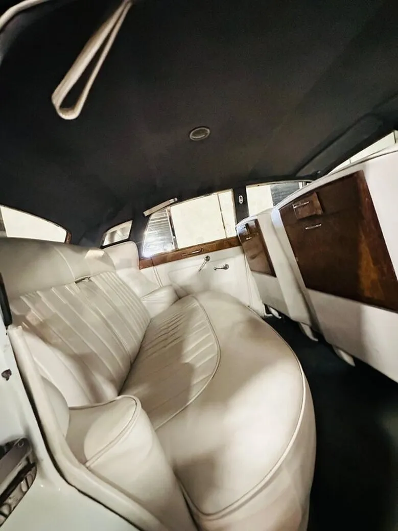 1959 Rolls-Royce Silver Cloud interior, photo 11 for wedding car rental in North Attleboro, MA 1959 Rolls-Royce Silver Cloud interior, photo 11 for wedding car rental in North Attleboro, MA