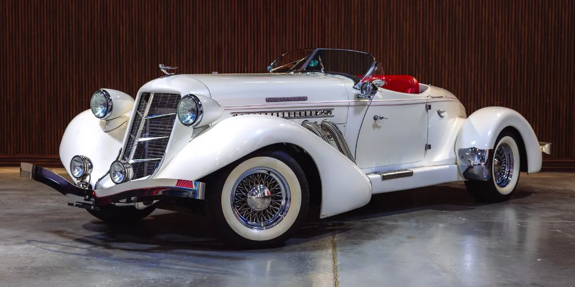 White Auburn Speedster 1936 (Vintage) with convertible roof for wedding car rental