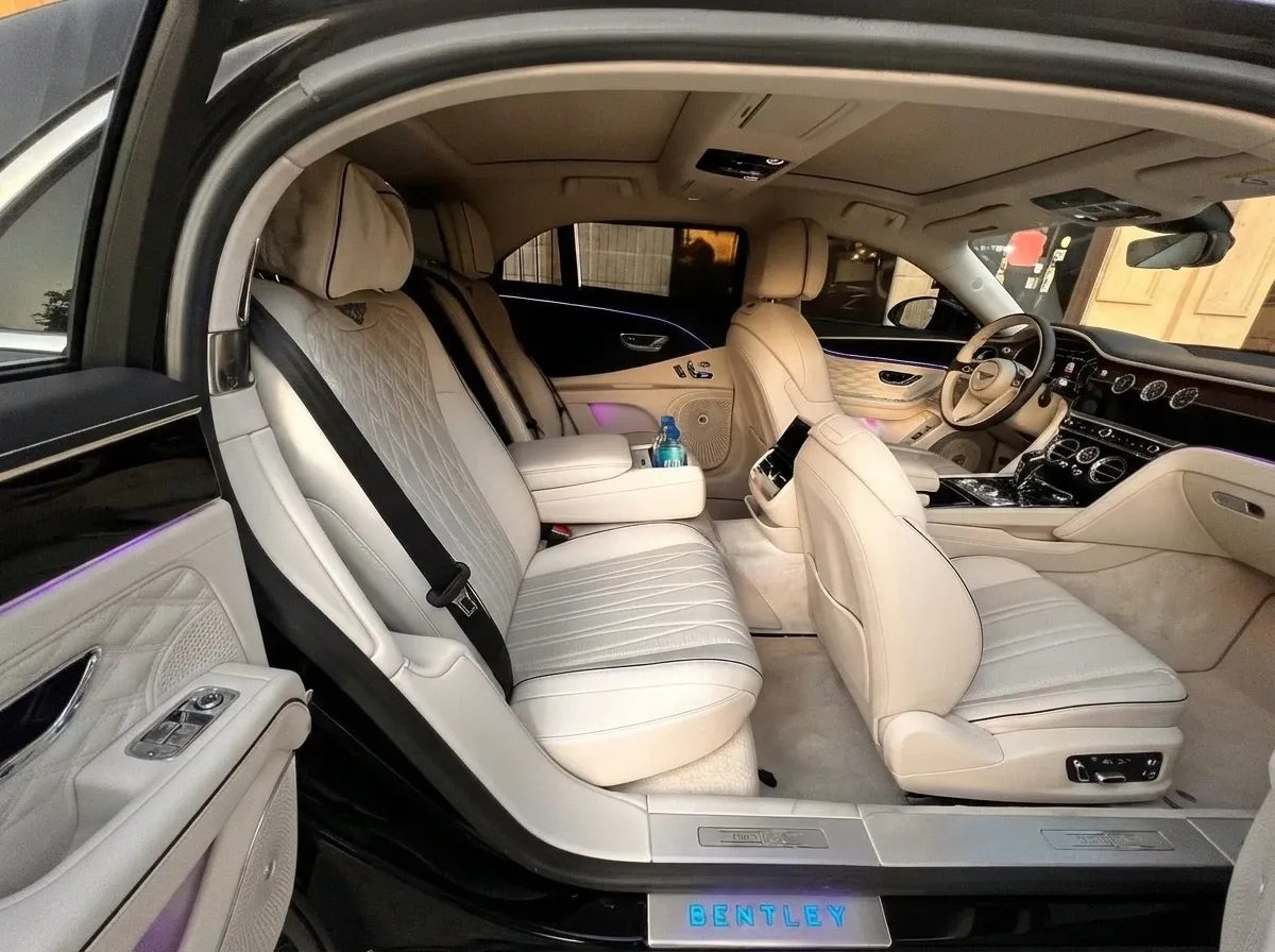 Black Bentley Mulsanne; view 3