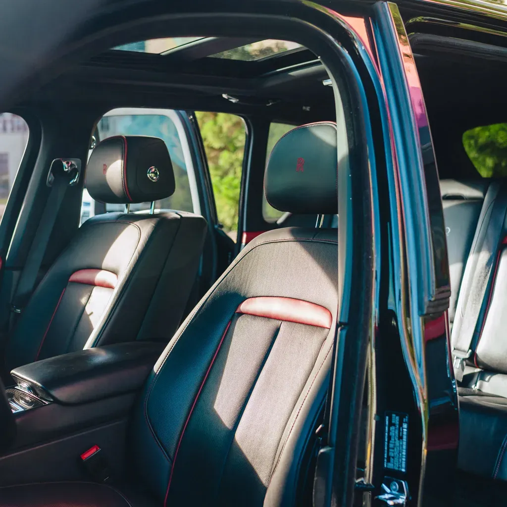 Black Badge Rolls-Royce Cullinan Diamond Xirralic, photo 5 for wedding car rental in Rockville, MD Black Badge Rolls-Royce Cullinan Diamond Xirralic, photo 5 for wedding car rental in Rockville, MD
