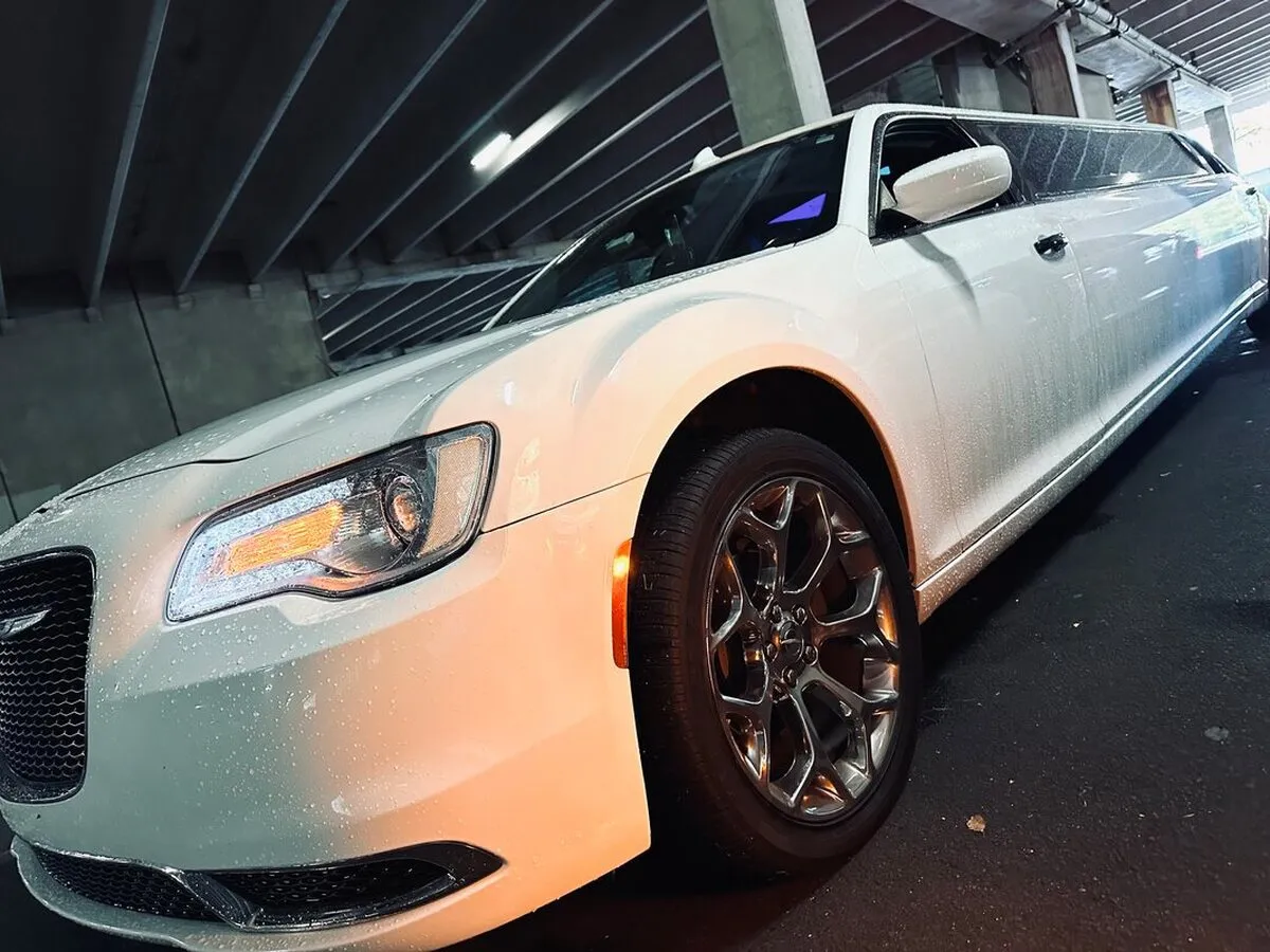 White Chrysler 300 exterior, photo 4 for limo rental