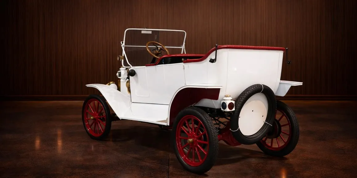 White Ford Model T Speedster 1912 Vintage exterior, photo 3 for wedding car rental in Toms River, NJ