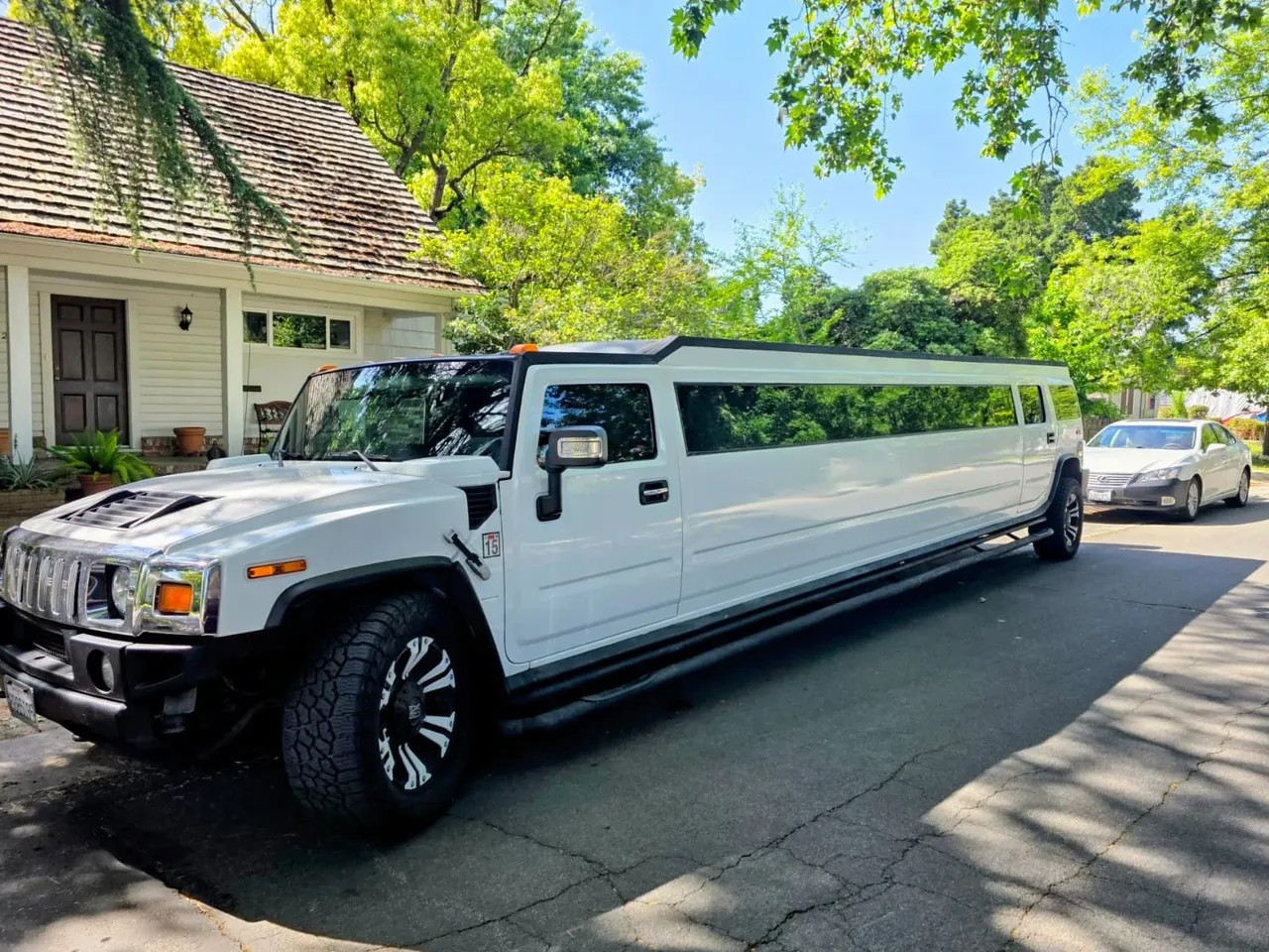 Hummer H2 White Limousine — 14 passengers for hummer limo rental