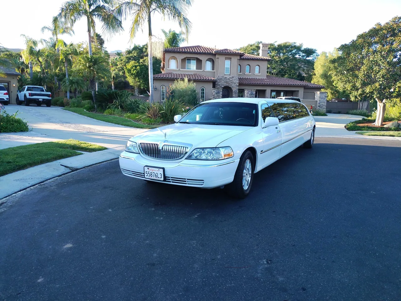 White Lincoln limousine for limo rental in Jacumba, CA