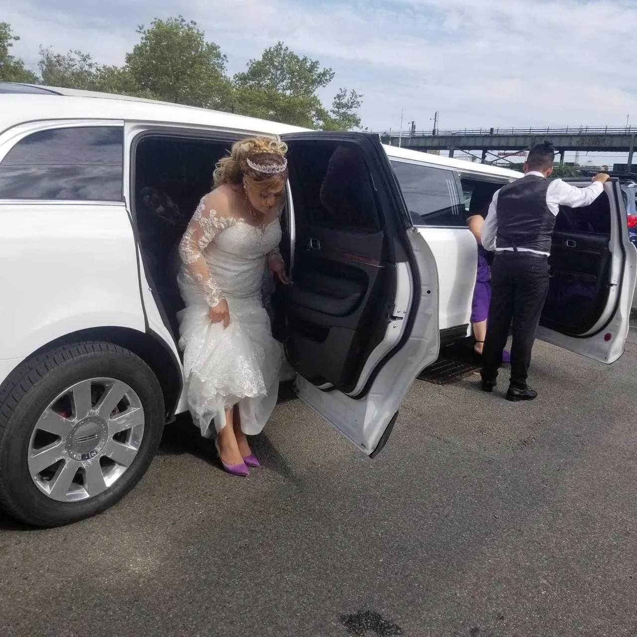 White Lincoln MKT Limo exterior, photo 2 for limo rental in Tyner, NC