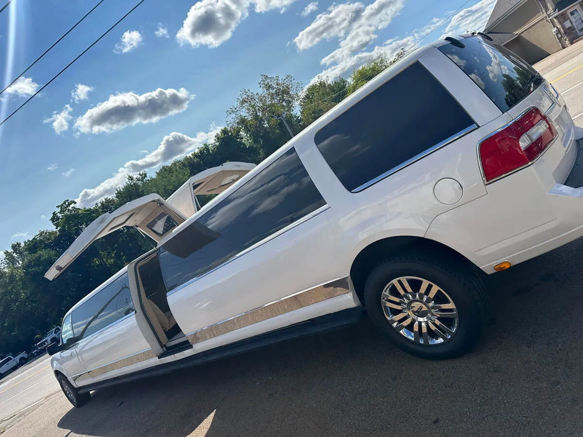 White LINCOLN NAVIGATOR (18 Passengers) exterior with tinted windows, photo 6 for limo rental