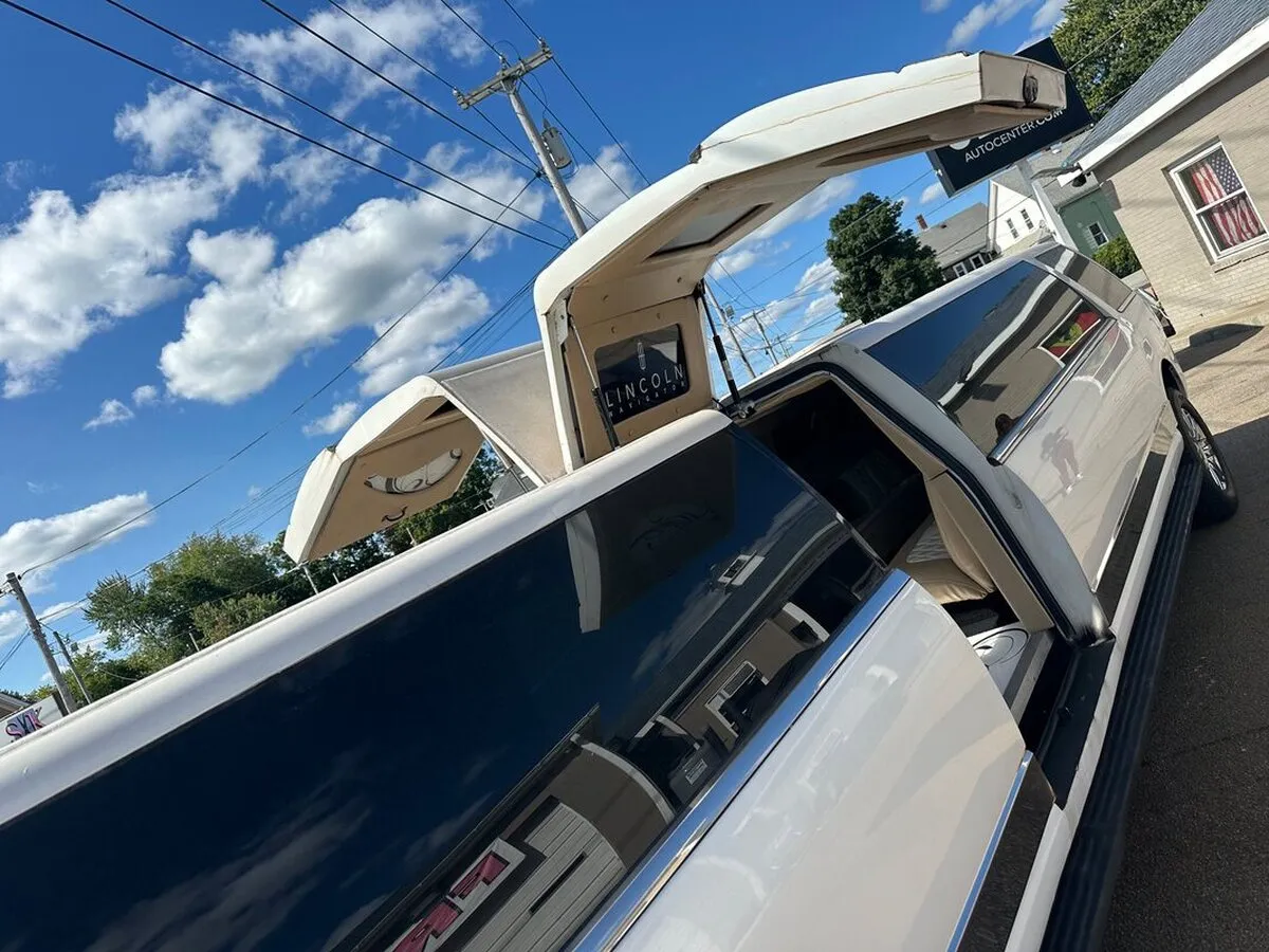White LINCOLN NAVIGATOR (18 Passengers) exterior with tinted windows, photo 5 for limo rental