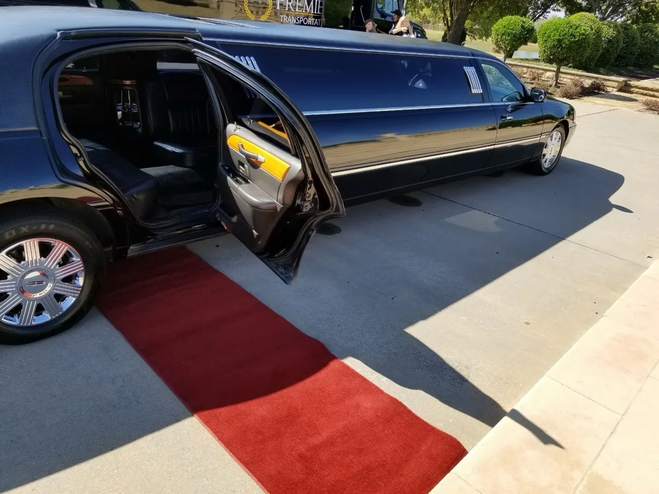 Lincoln Stretch Limousine for limo rental in Bedford, TX