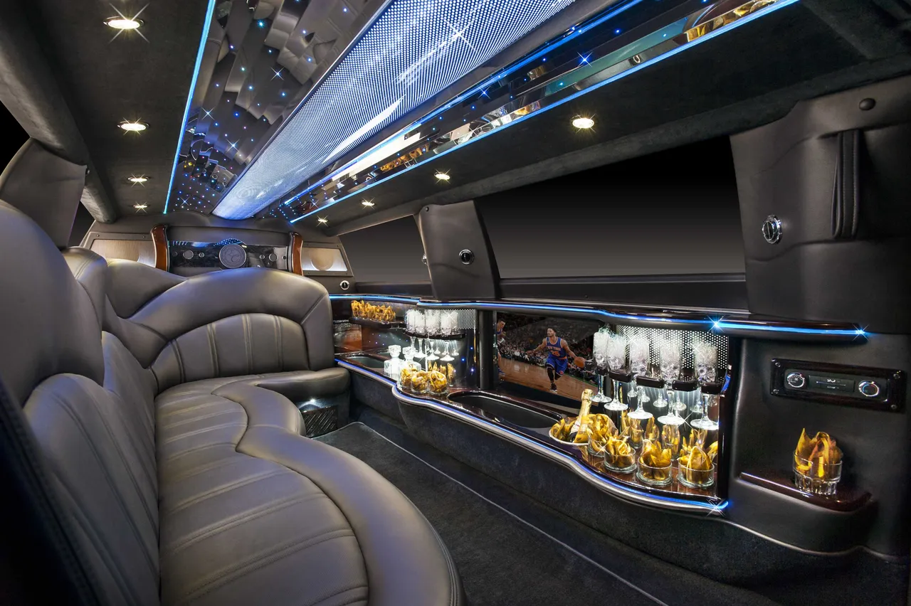 Lincoln Stretch Limousine interior for limo rental in Dallas, TX