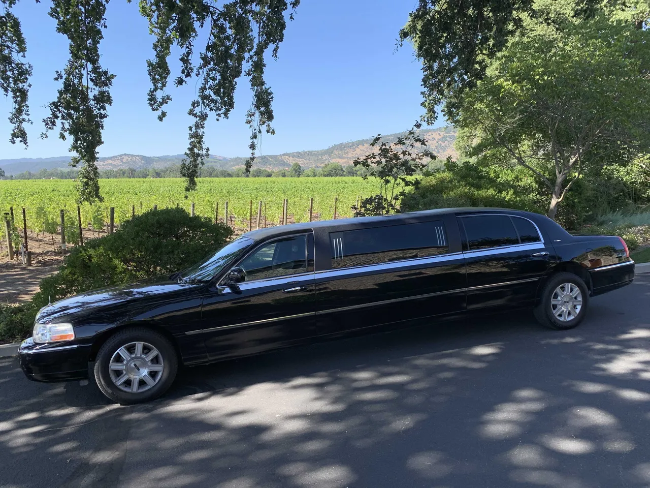 Black Lincoln stretch limousine for limo rental in Clearlake Oaks, CA