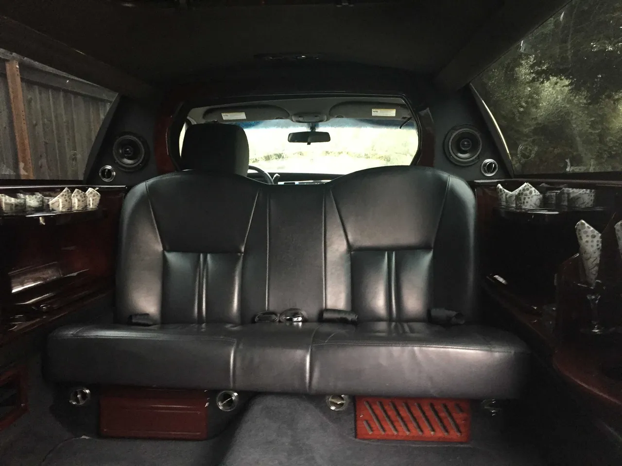 Lincoln stretch limousine interior for limo rental in Clearlake Oaks, CA