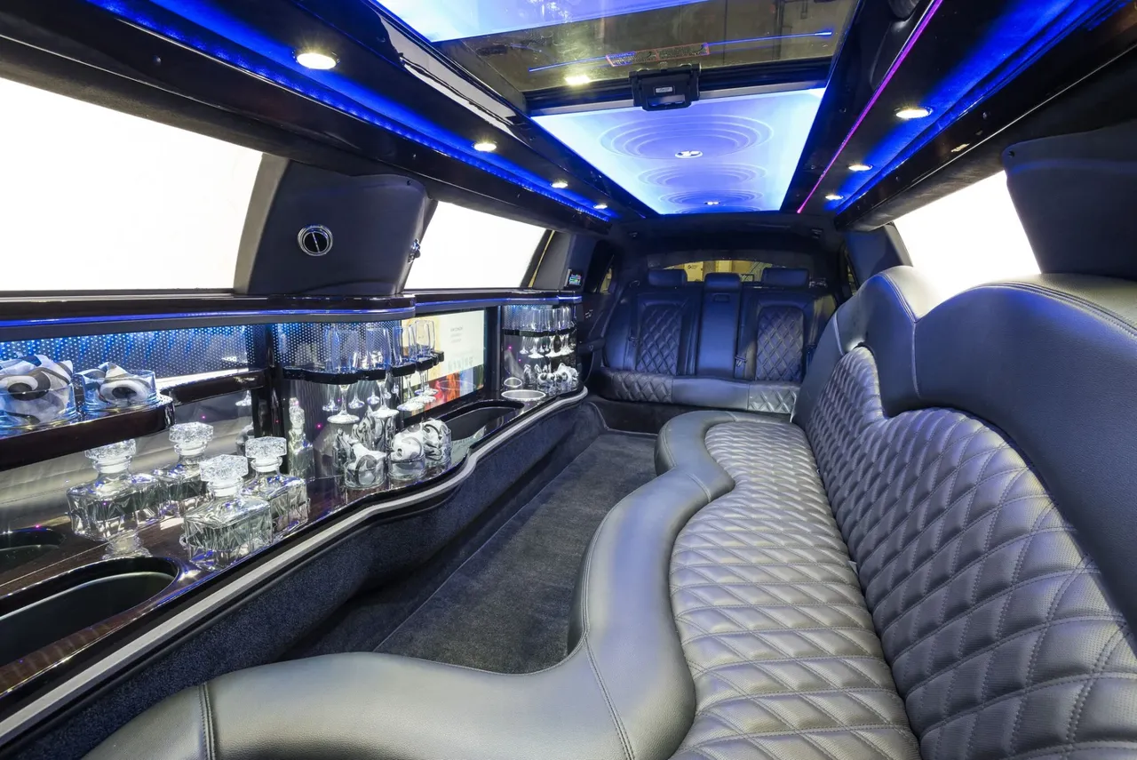 White Lincoln Town Car 10 Passenger Limousine for limo rental in Plainville, MA