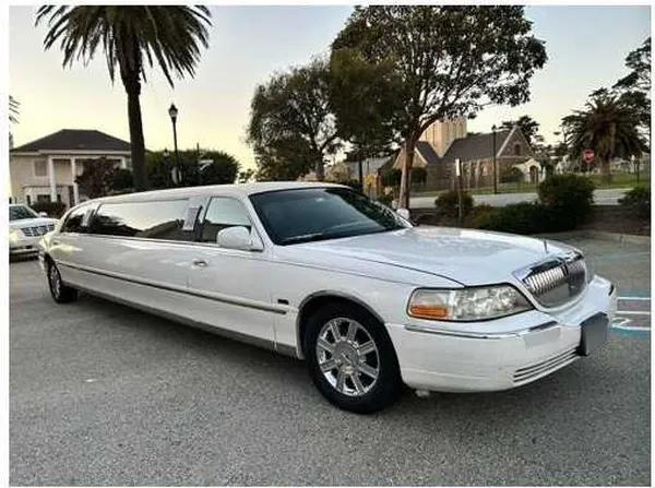 White Lincoln Town Car Limousine White Lincoln Town Car Limousine on offer