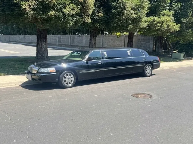 Lincoln Town Car Limousine Black Lincoln Town Car Limousine on offer