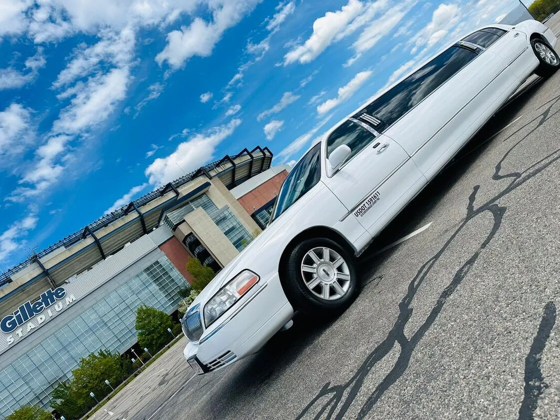White Lincoln Town CAR Limousine #4, photo 5 for limo rental