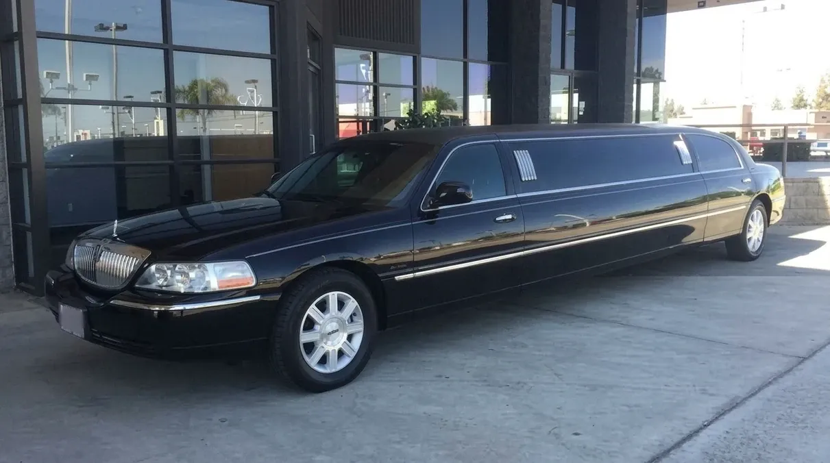 Lincoln Town Car Limousine Black Lincoln Town Car Limousine on offer