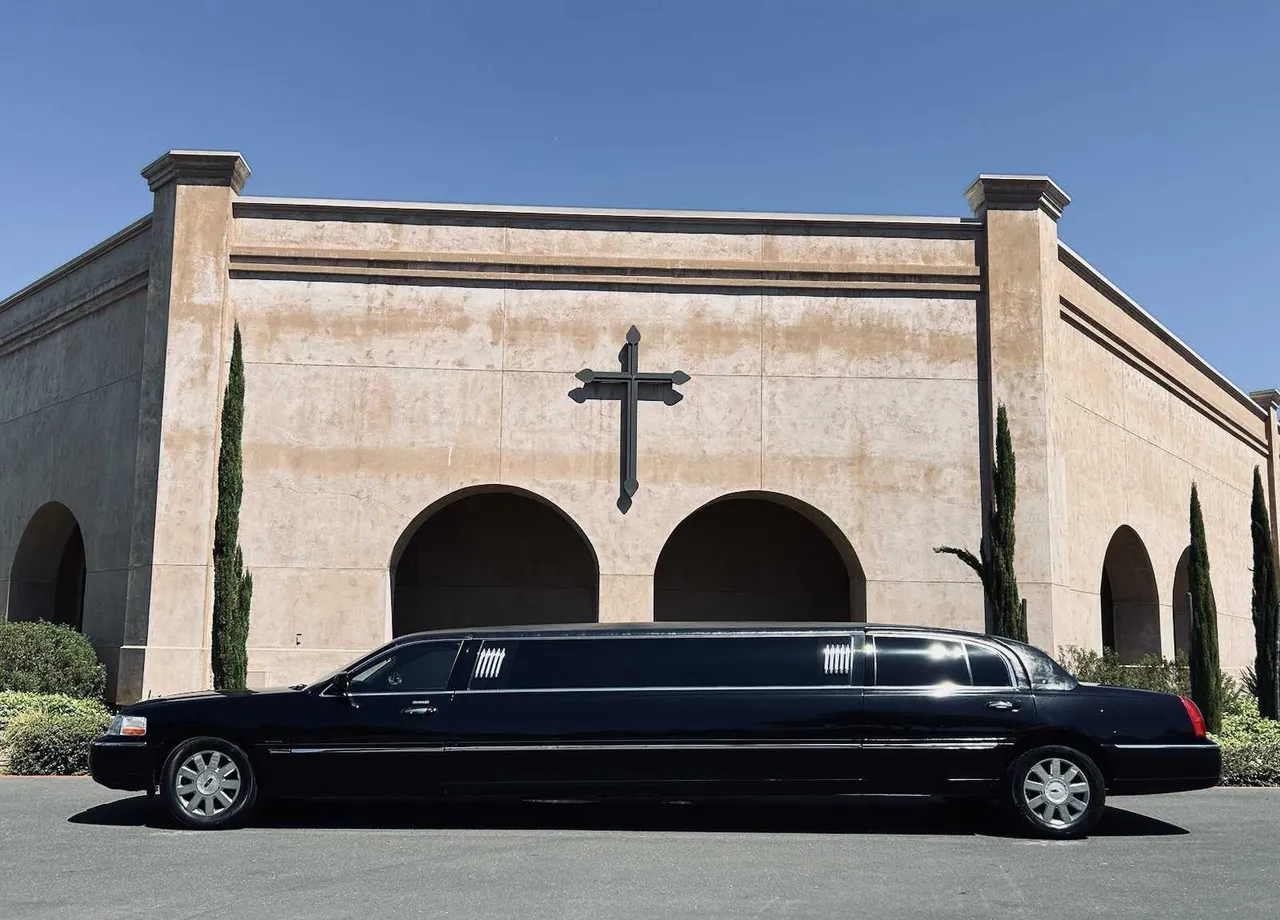 Black Lincoln Towncar Limo for limo rental in Burson, CA