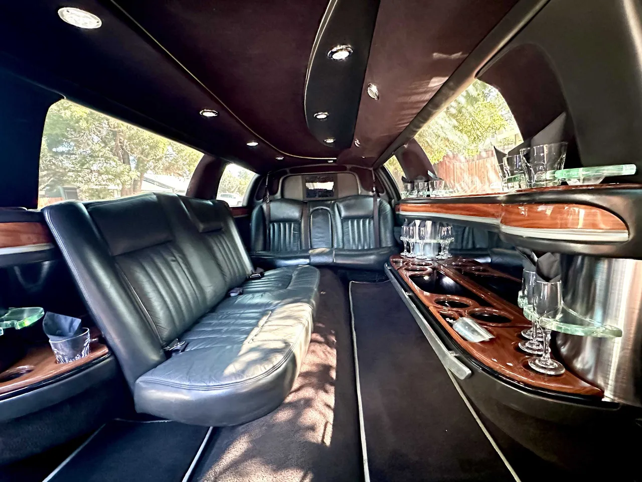 Lincoln Towncar Limo interior, photo 4 for limo rental in Burson, CA