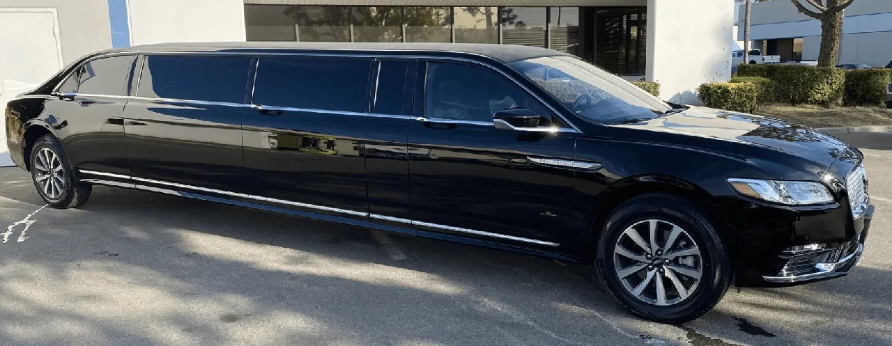 Black Lincoln Towncar Limo for limo rental in Pershing, IN