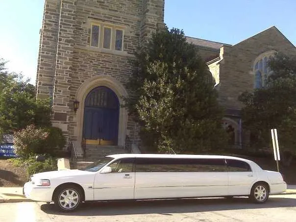 White Lincoln Towncar Limousine for limo rental