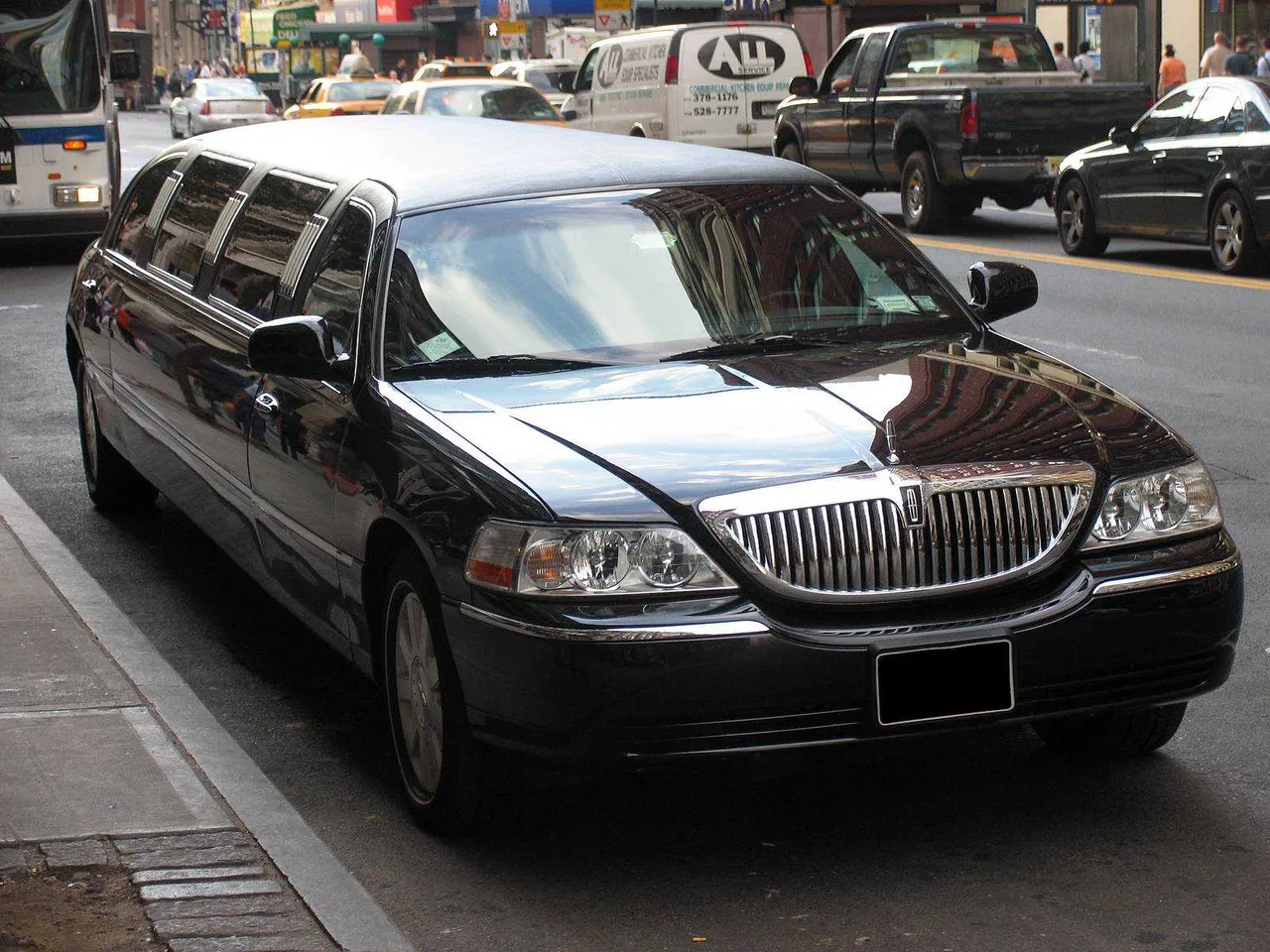 Lincoln Towncar Stretch Limousine (Black) for limo rental in Alabama