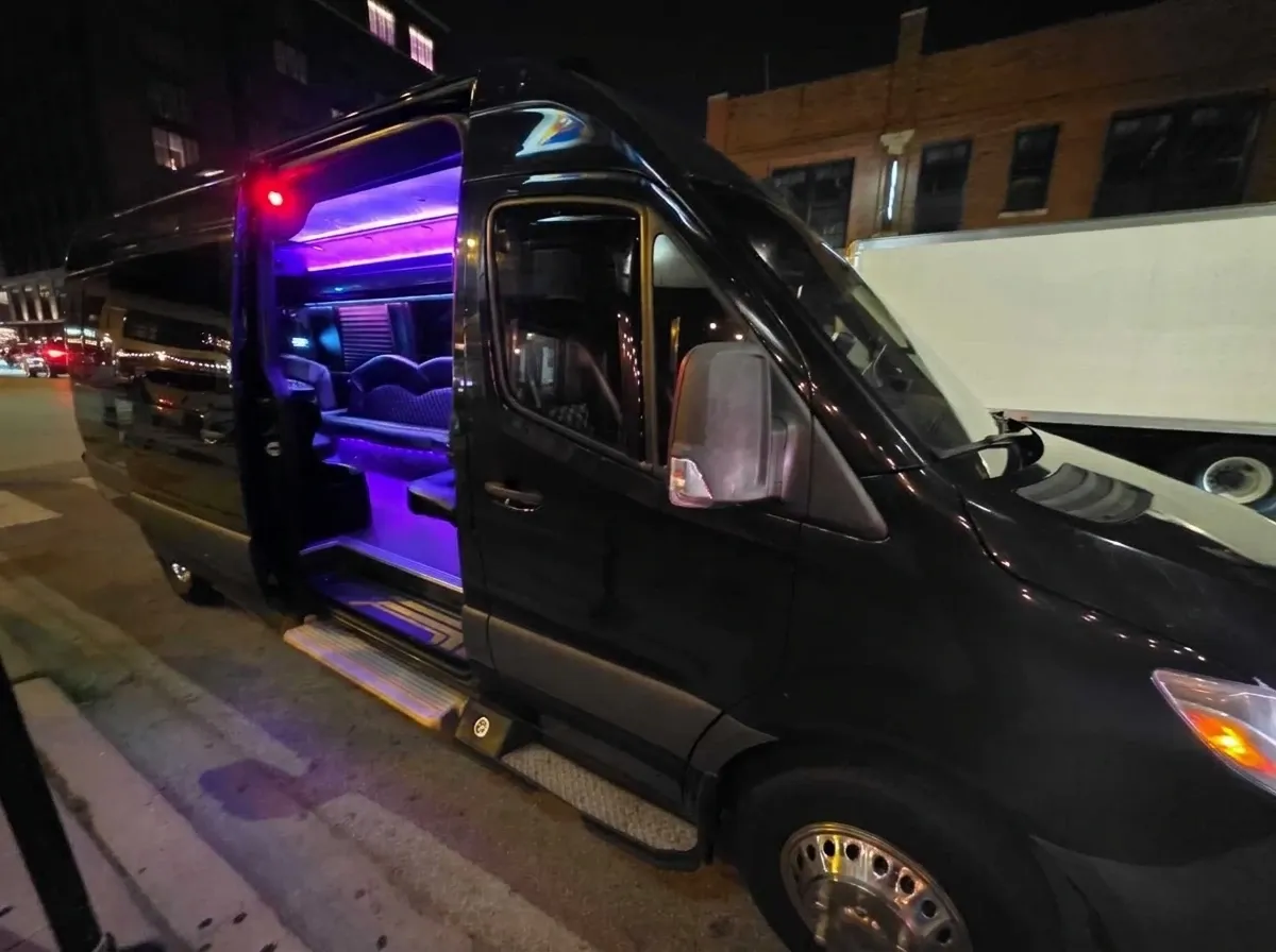 Mercedes-Benz Limousine Sprinter Black Mercedes-Benz Limousine Sprinter on offer