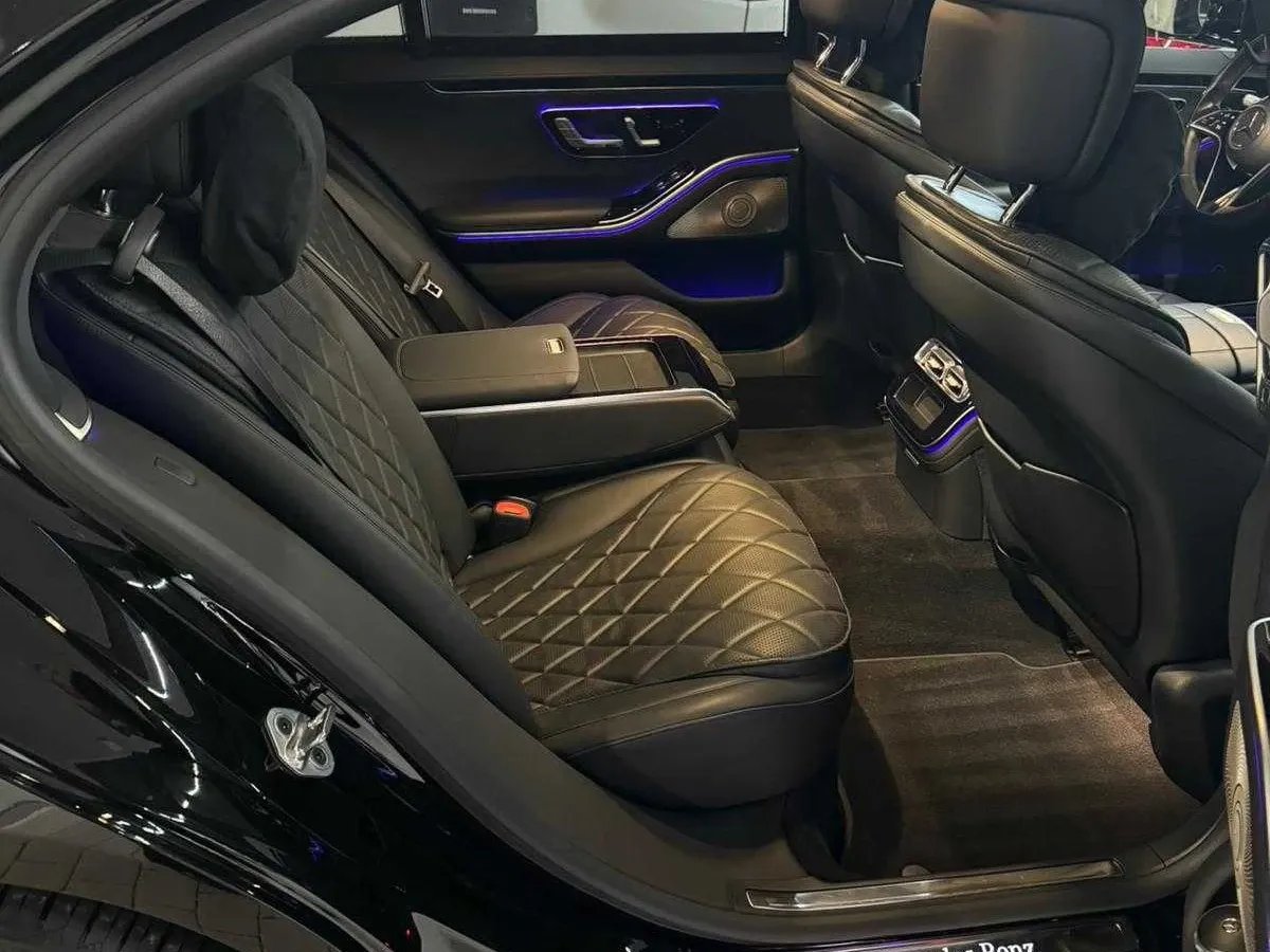 Black Mercedes-Benz S-Class; view 3