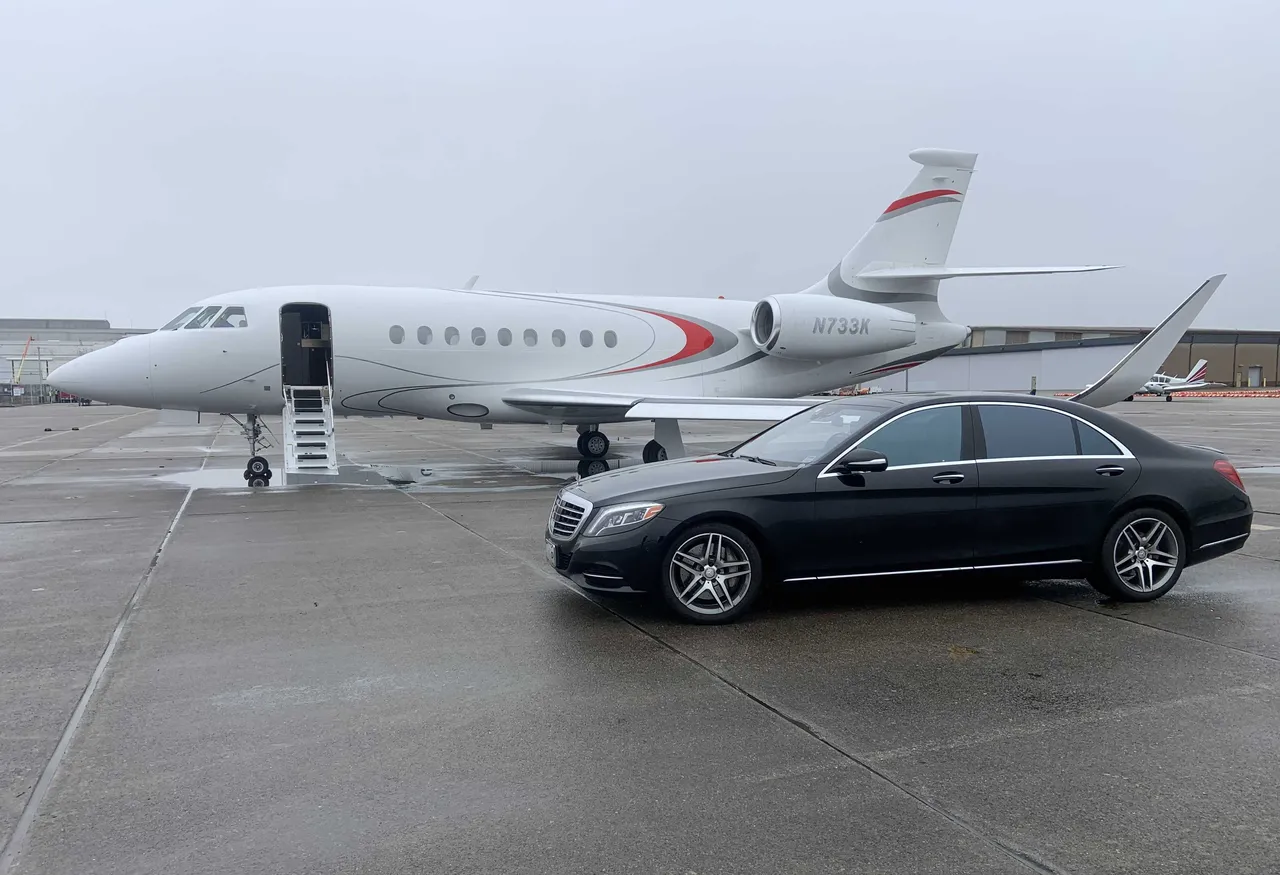Black Mercedes-Benz S-Class exterior, photo 3 for wedding car rental