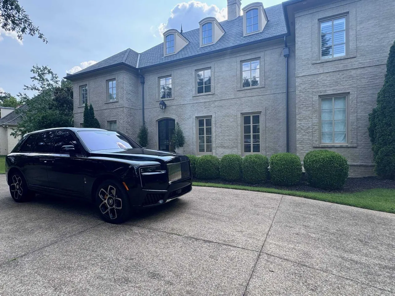 Black Rolls-Royce Cullinan for wedding car rental in Memphis, TN Black Rolls-Royce Cullinan for wedding car rental in Memphis, TN