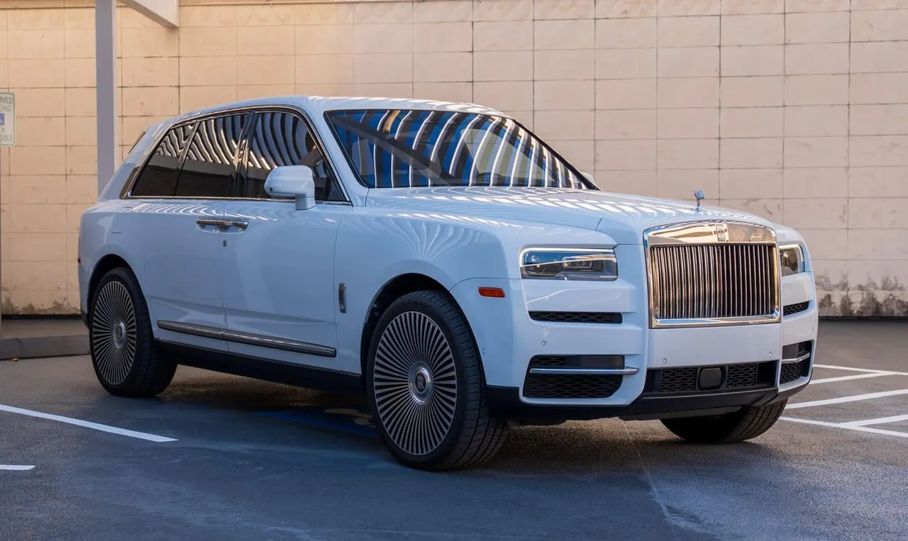 White Rolls-Royce Cullinan; view 2
