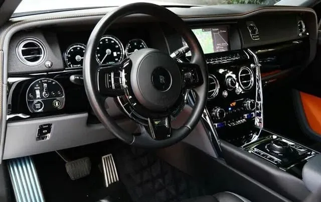 White Rolls-Royce Cullinan; view 4