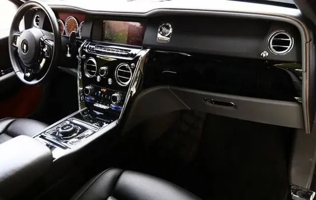 White Rolls-Royce Cullinan; view 5
