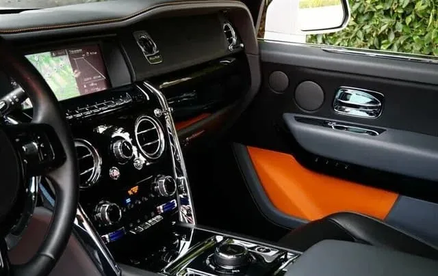 White Rolls-Royce Cullinan; view 9