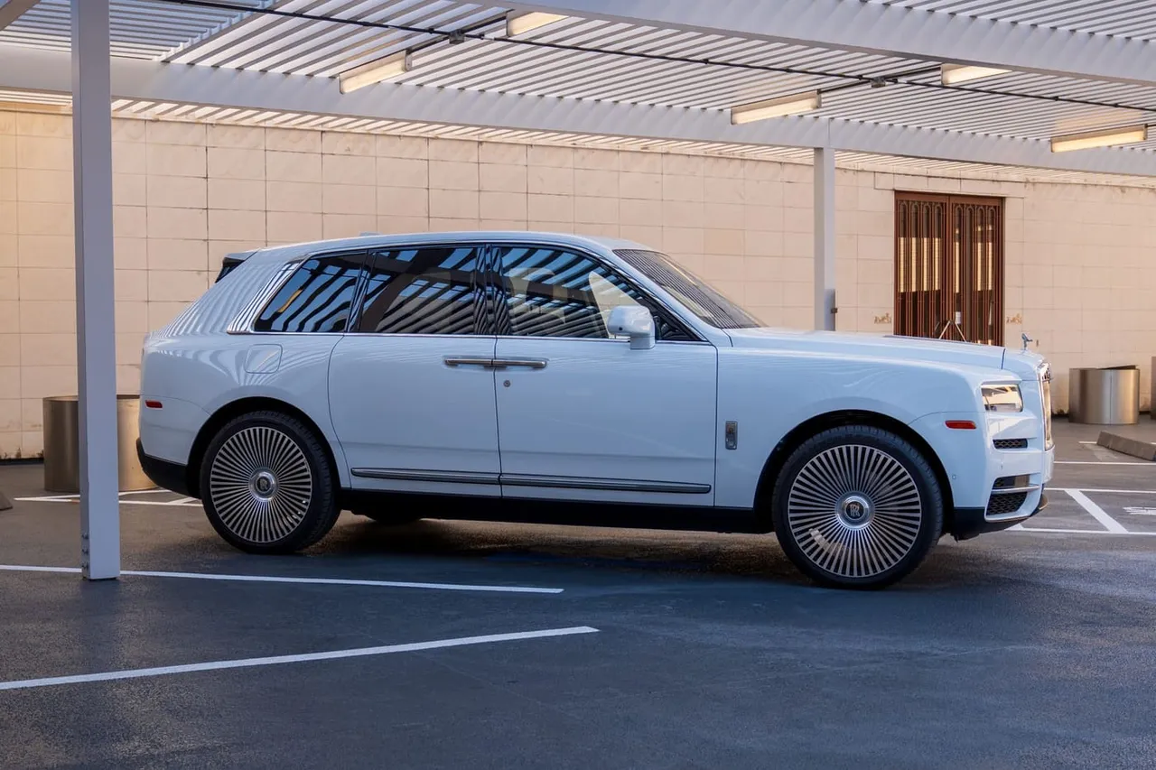 White Rolls-Royce Cullinan; view 10