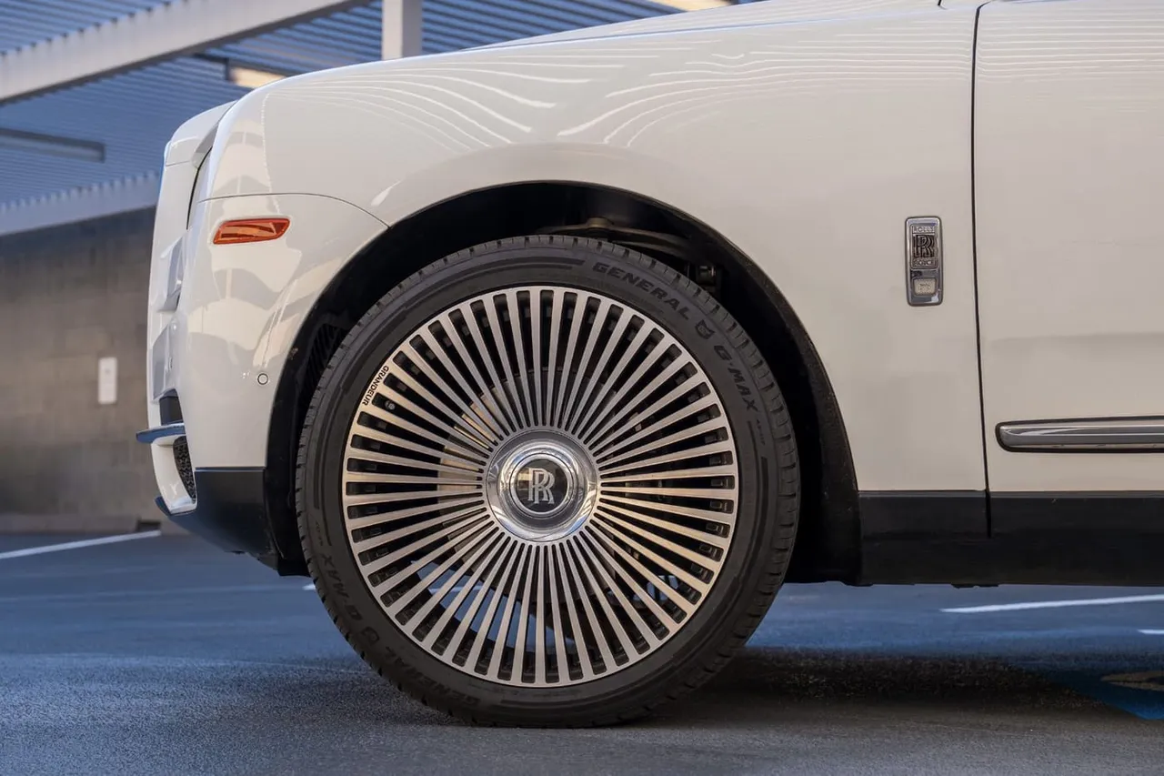 White Rolls-Royce Cullinan; view 11