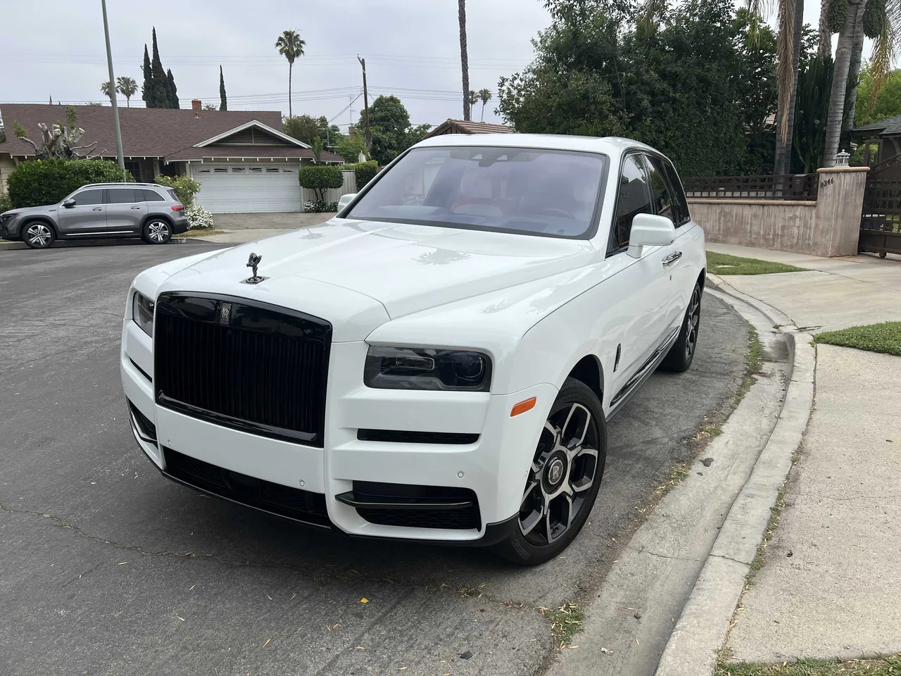 Rolls-Royce Cullinan White exterior for prom car rental in Burbank, CA