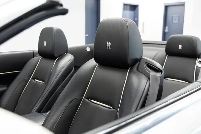 Silver Rolls-Royce Dawn; view 5