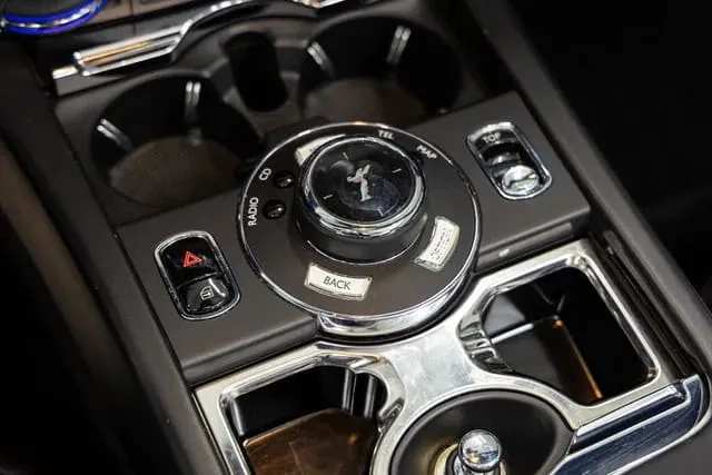 Silver Rolls-Royce Dawn; view 6