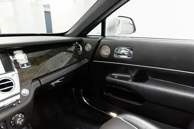 Silver Rolls-Royce Dawn; view 3