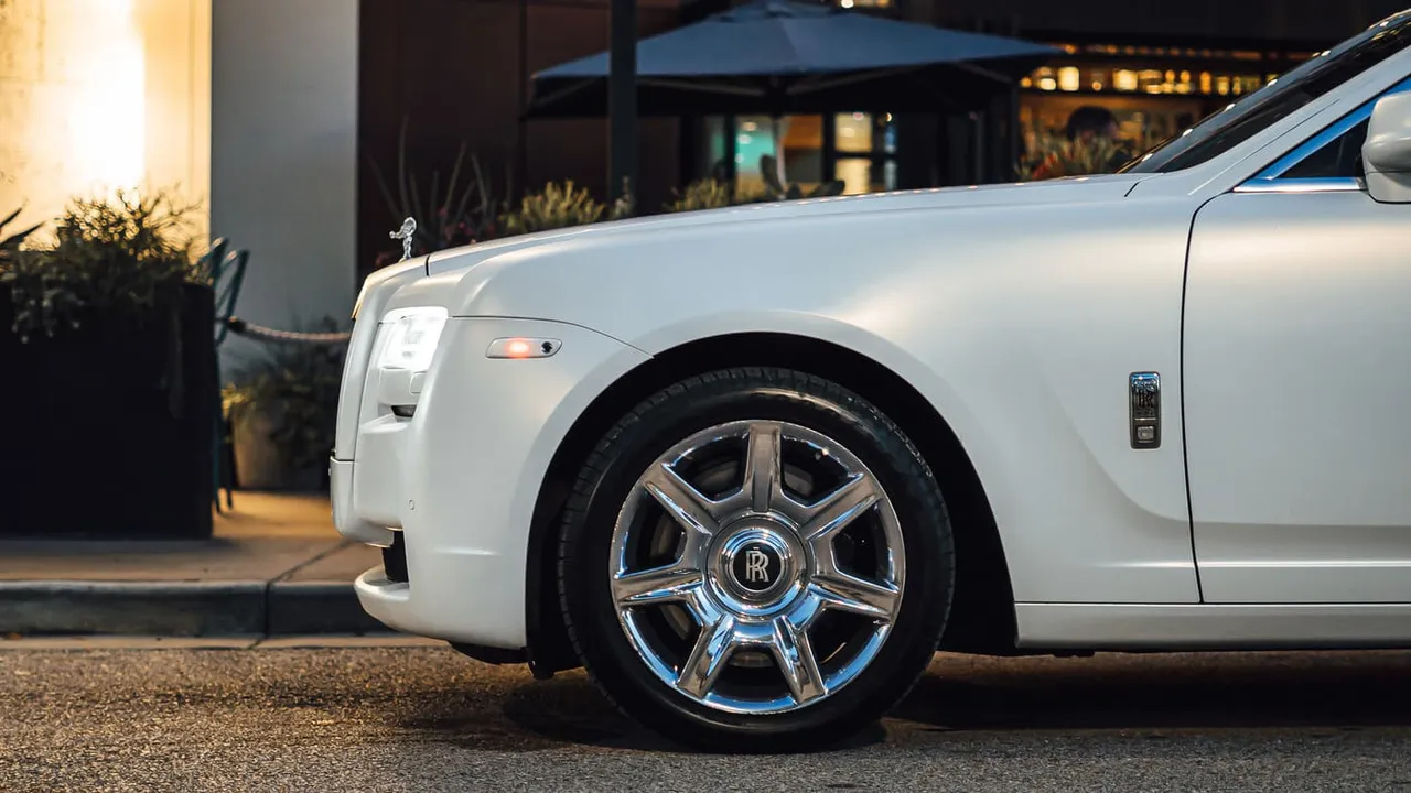 White Rolls-Royce Ghost; view 3