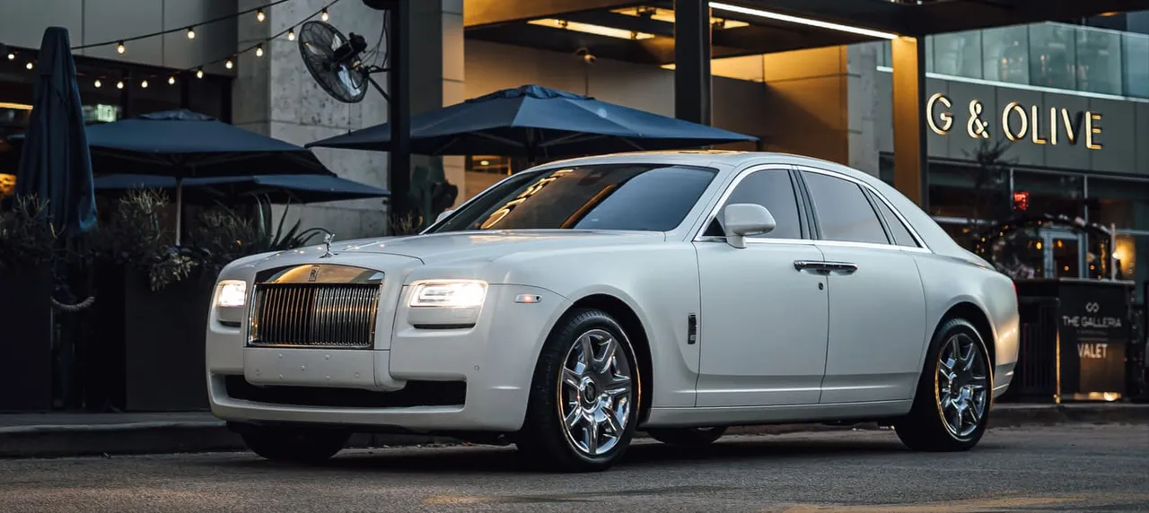 White Rolls-Royce Ghost; view 5