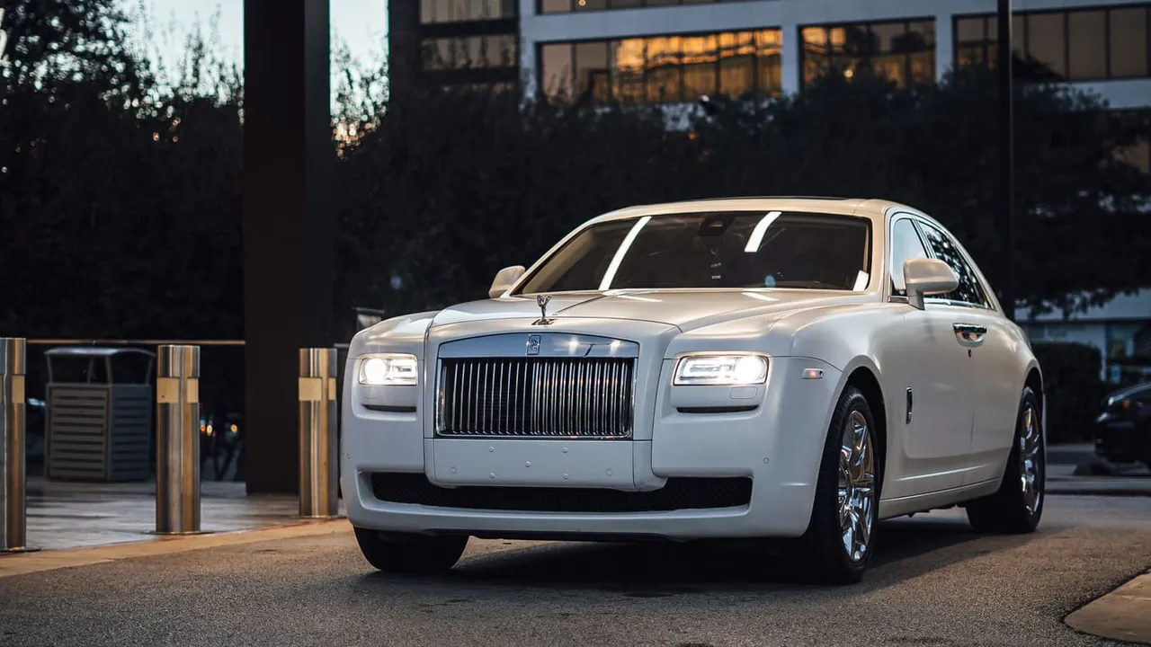 White Rolls-Royce Ghost; view 7