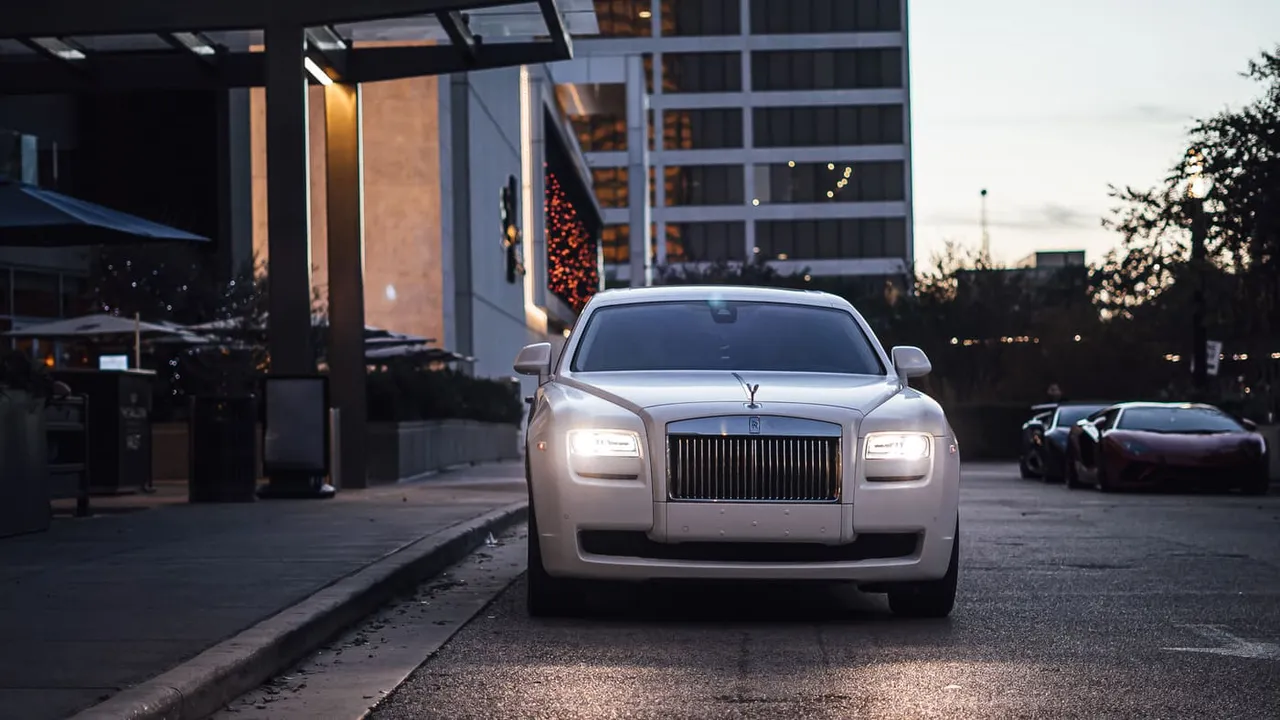 White Rolls-Royce Ghost; view 4