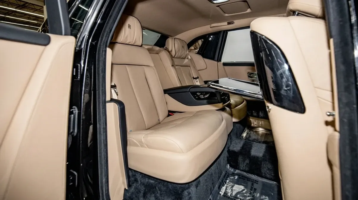 Rolls-Royce Phantom; view 2