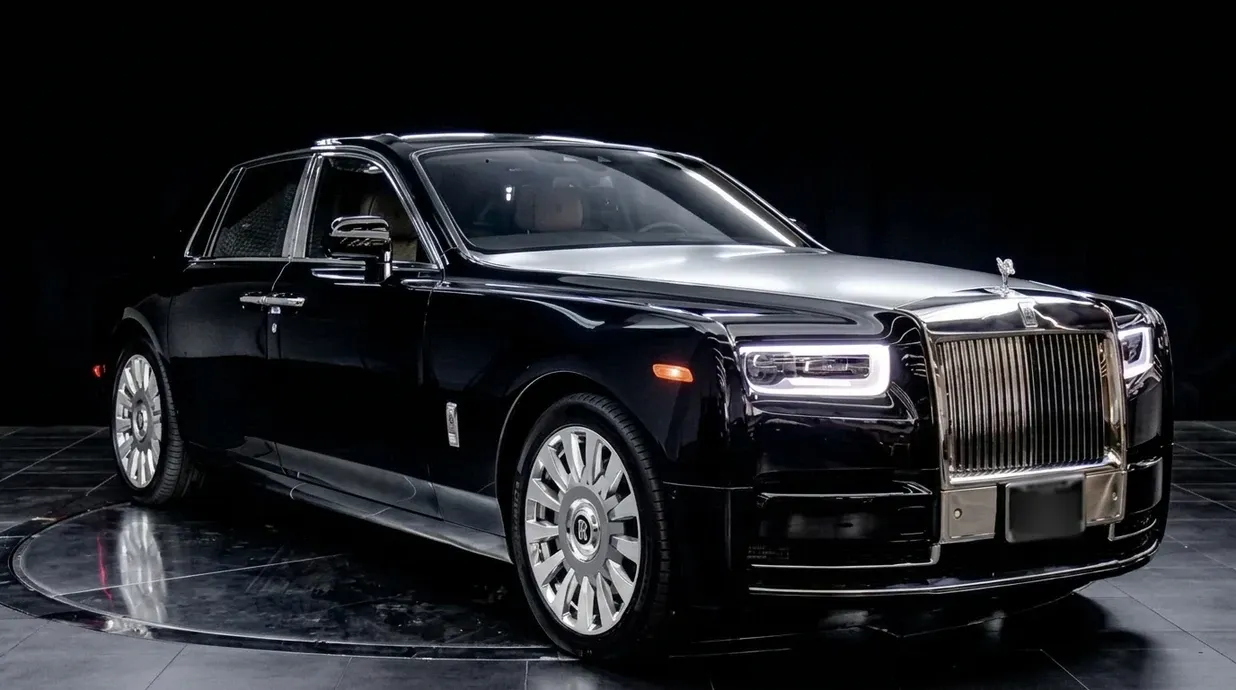 Rolls-Royce Phantom; view 4