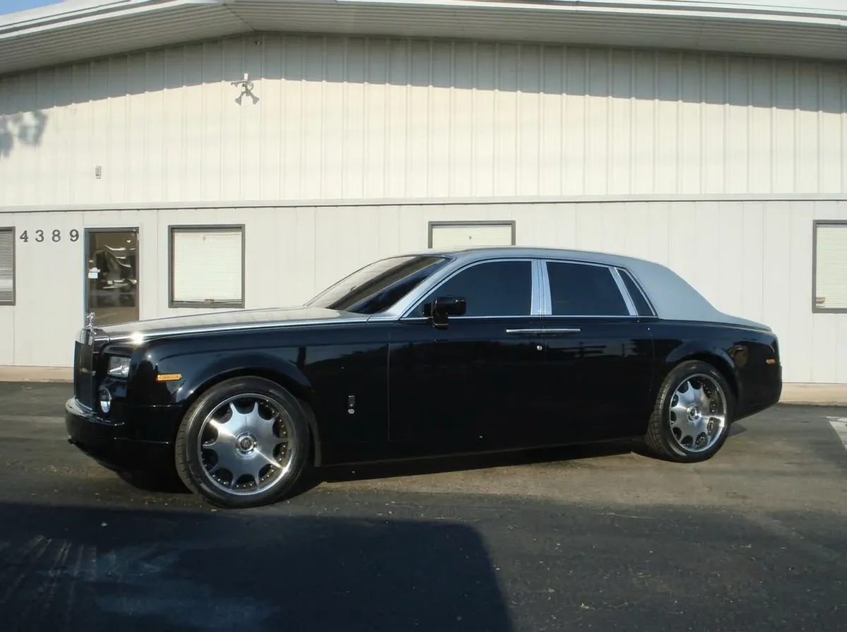 Rolls-Royce Phantom Black; view 2