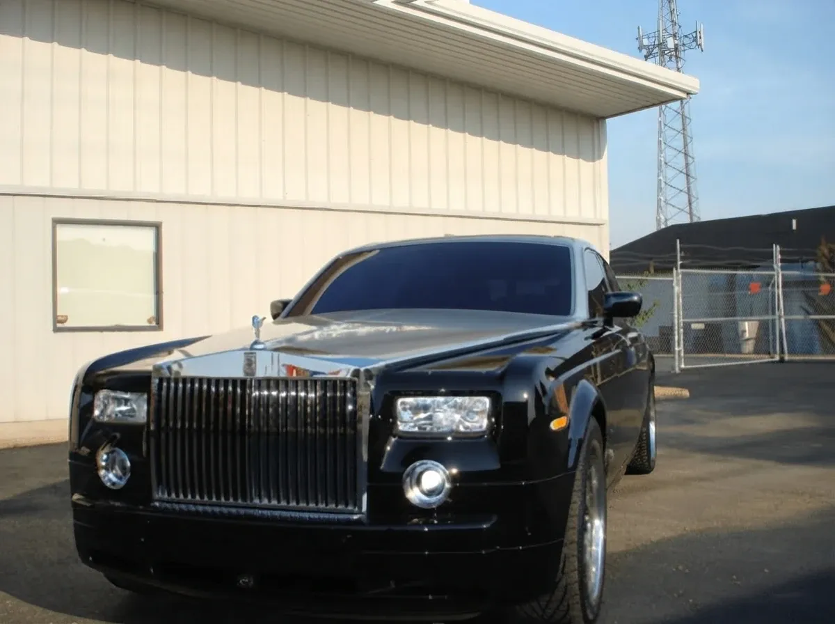 Rolls-Royce Phantom Black; view 3