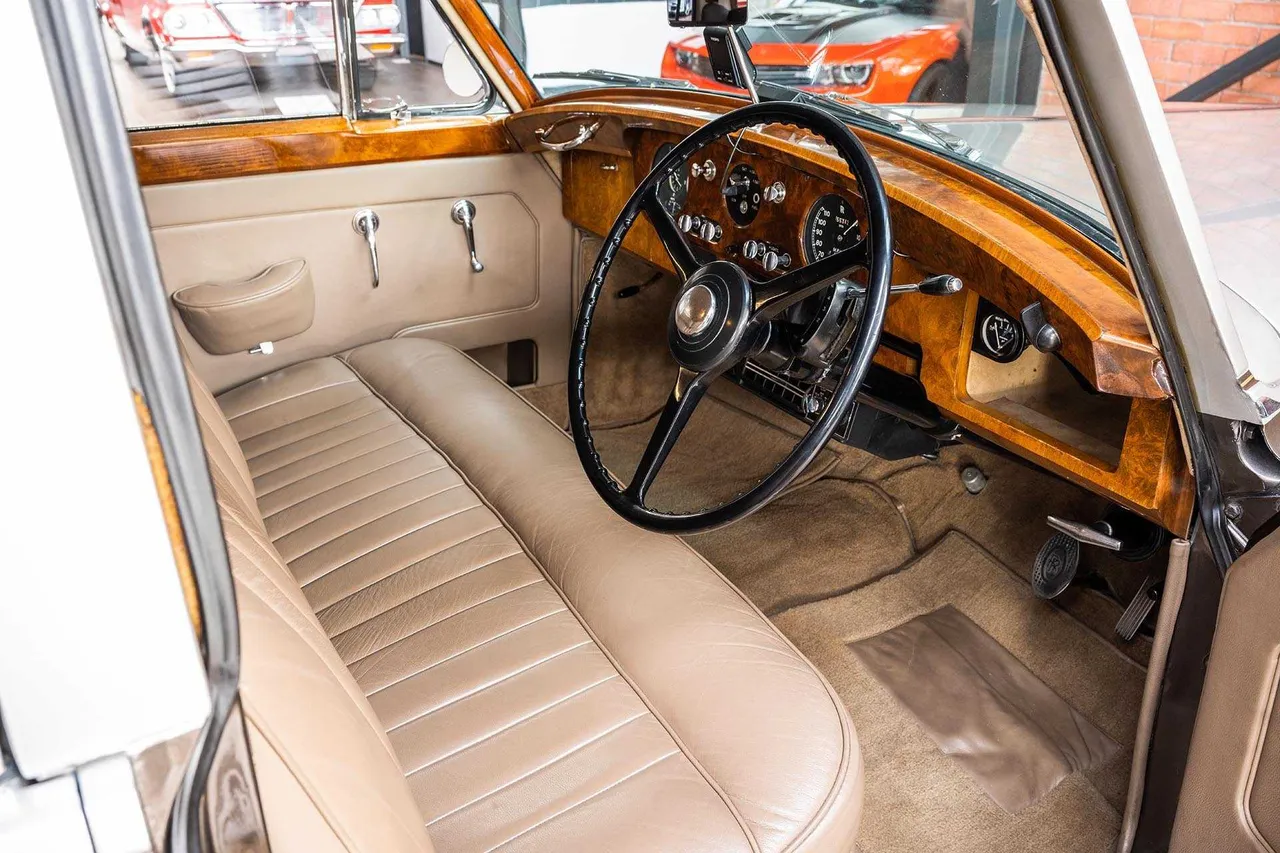Vintage Rolls-Royce 1959 interior, photo 6 for wedding car rental in Keller, TX