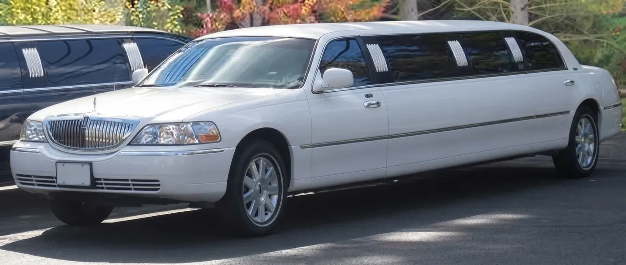 White Lincoln Town Car Limousine White Lincoln Town Car Limousine on offer
